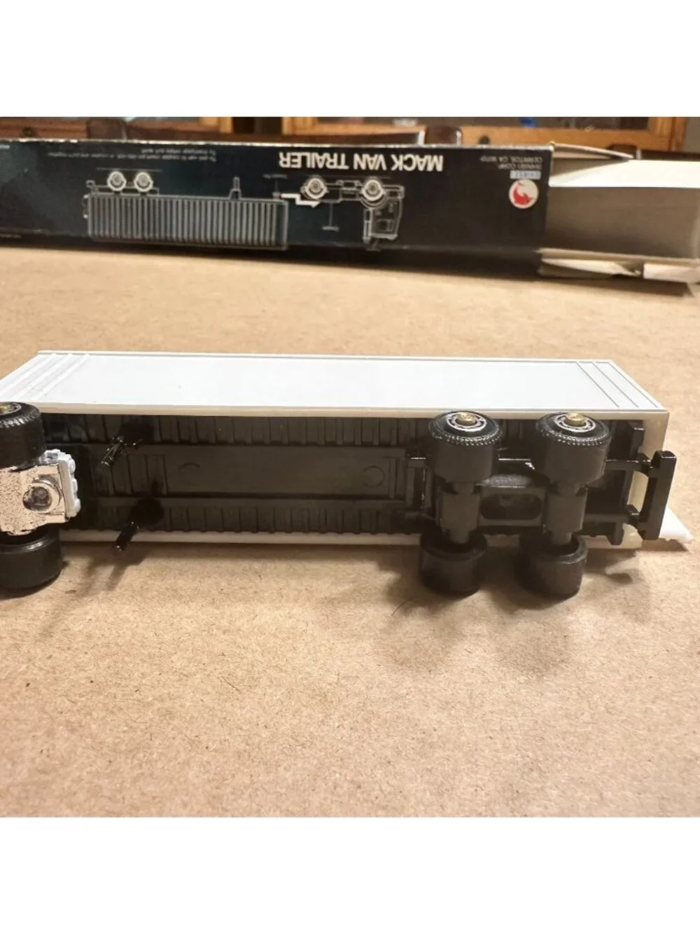 Shinsei Mini Undecorated White 1:91 Scale Mack Van Trailer